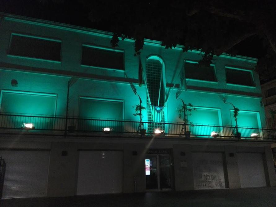 La façana de l'Ajuntament il·luminada de verd el Dia Mundial de l'ELA de 2017