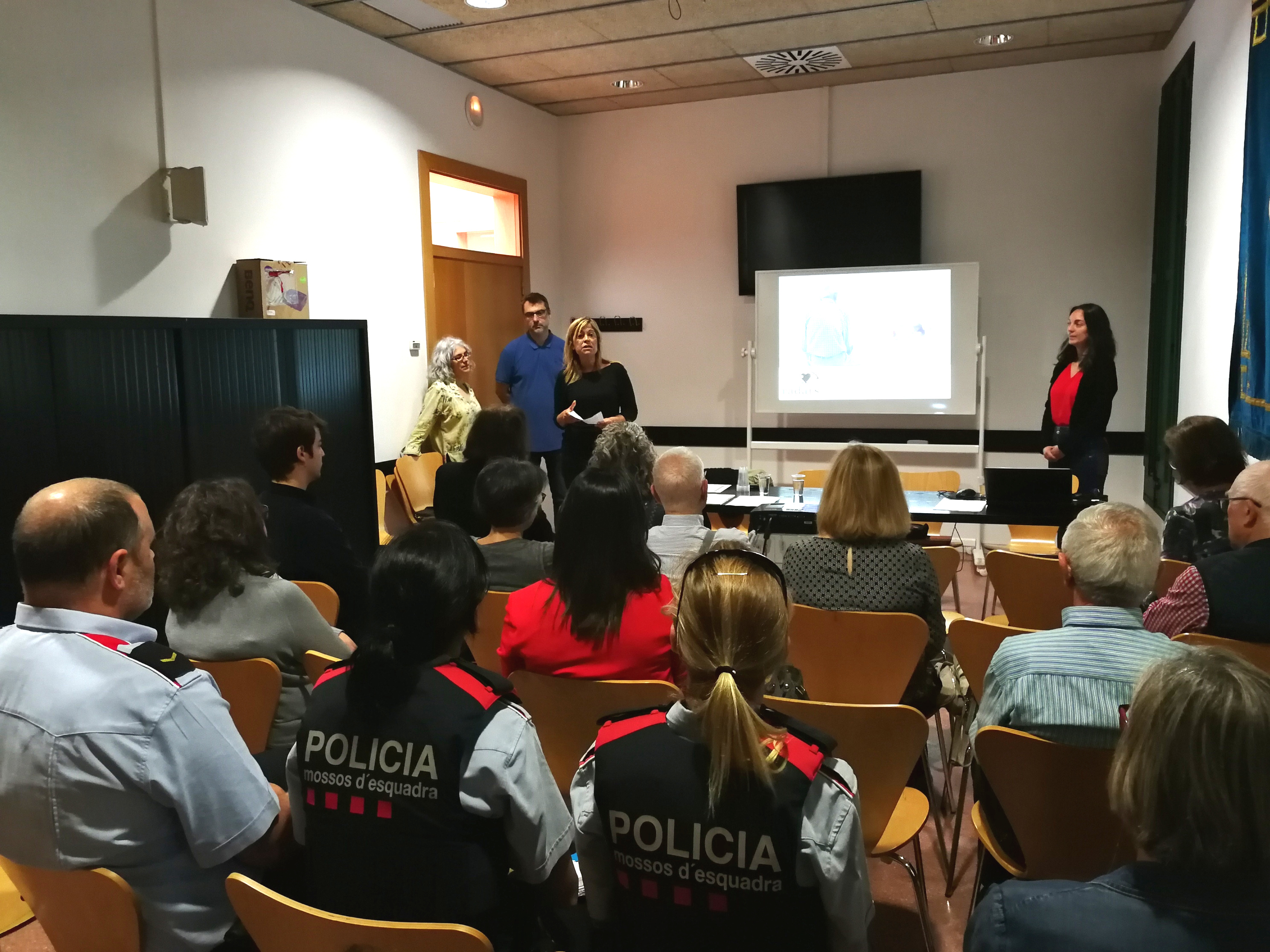 Imatge de la reuni de presentaci del projecte Radars davant dels agents participants presidida per a regidoria de Serveis Socials i Gent Gran Imma Morales.